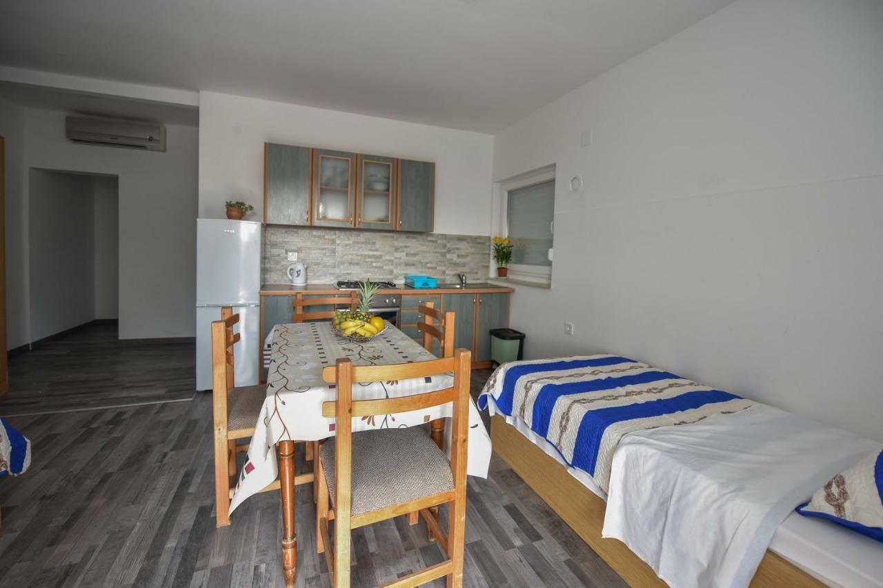 VAL apartmani, Stara Novalja Exterior foto